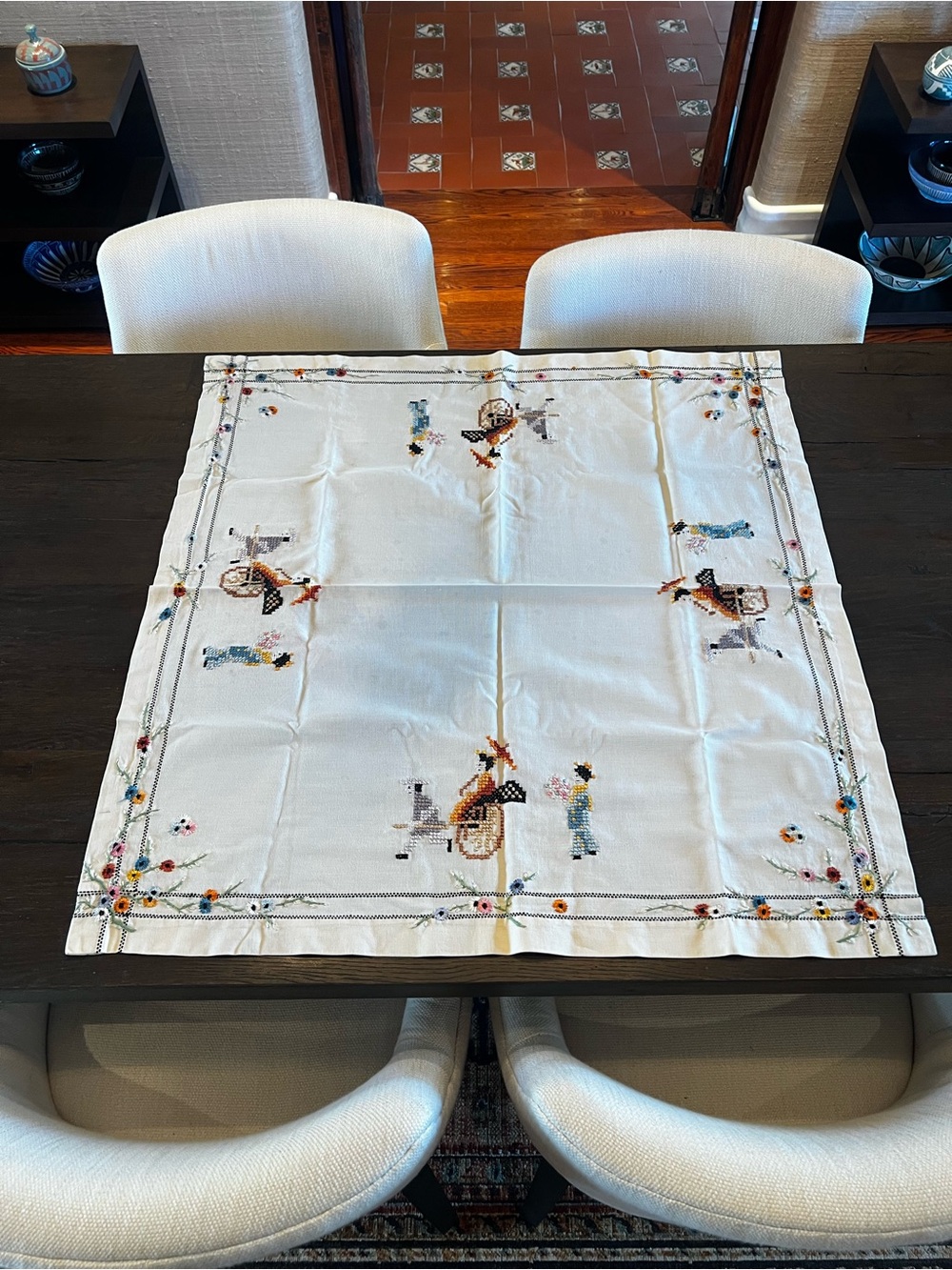 Embroidered White Cotton Tablecloth with Vintage Motif